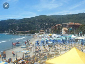 ANDORA, Villa INDIPENDENTE, ammessi ANIMALI, entrata e Giardino Dehor privato, luogo rigenerante ,SOLARIUM,Pace e relax,parcheggio privato gratuito Laigueglia